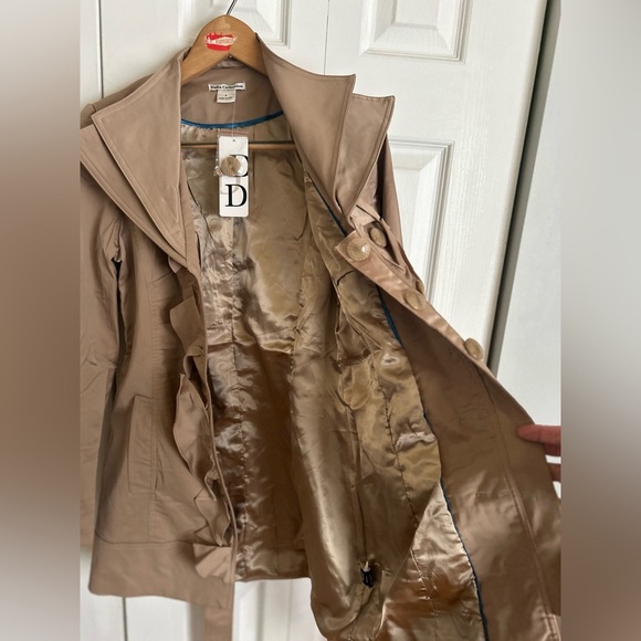 Dalia short trench with ruffled placket - Picture 8 of 11